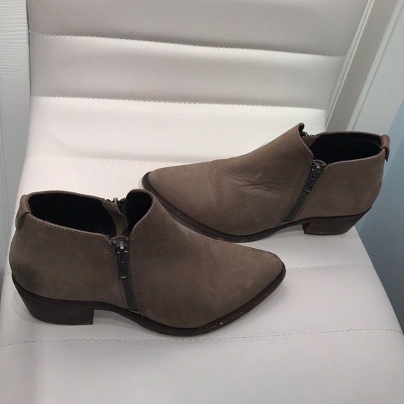 Steve Madden Leather Ankle Booties. Zip up sides. - Picture 2 of 8